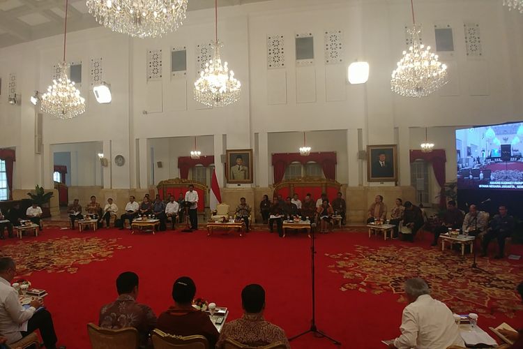 Presiden Joko Widodo memimpin rapat kabinet paripurna di Istana Negara, Jakarta, Senin (24/7/2017)