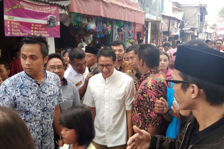 Wakil Gubernur terpilih DKI Jakarta Sandiaga Uno saat mengunjungi warga di Johar Baru, Jakarta Pusat, Selasa (19/9/2017).