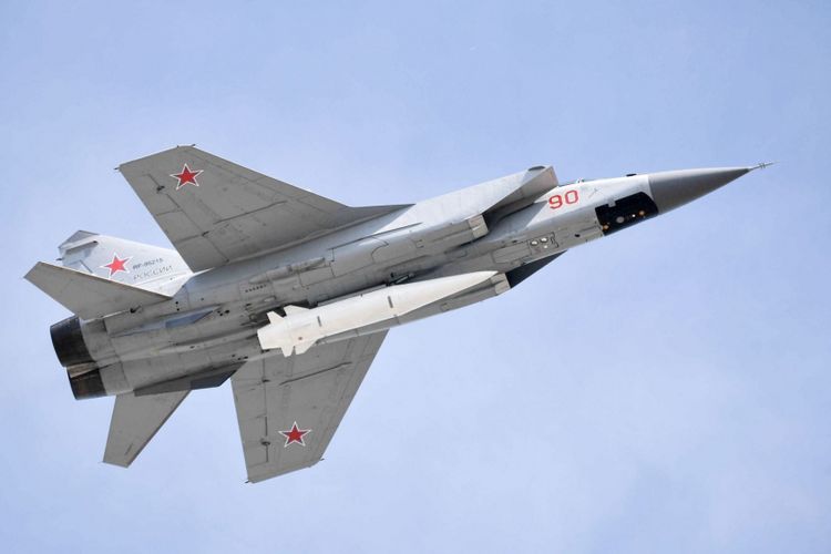 Jet tempur Mikoyan MiG-31 membawa rudal penjelajah Kinzhal yang diklaim merupakan senjata hipersonik Rusia.