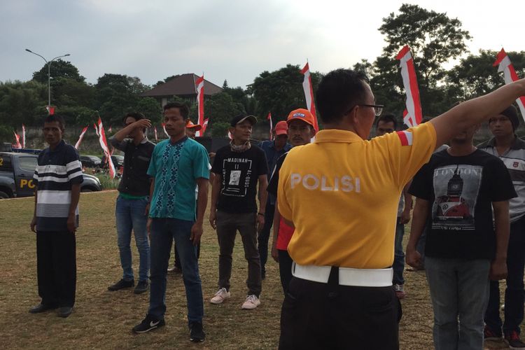 Puluhan pengatur lalu lintas dari warga atau Pak Ogah dilatih di halaman Polres Tangerang Selatan, Kamis (24/8/2017). Para Pak Ogah ini akan dinamai sebagai sukarelawan pengatur lalu lintas (supeltas) dan dilatih secara khusus oleh Satuan Lalu Lintas tiap Polres di wilayah hukum Polda Metro Jaya dalam rangka membantu kelancaran arus lalu lintas.