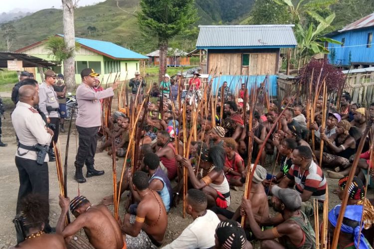 Aparat kepolisian memberikan imbauan kepada masyarakat agar pertikaian tak kembali terjadi.