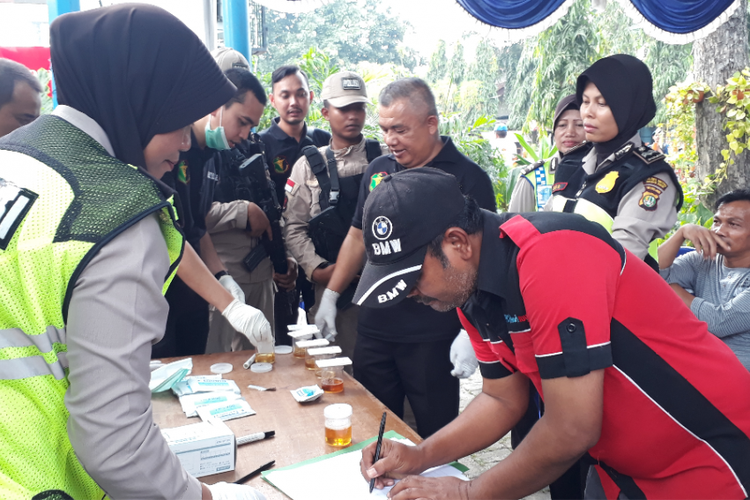 Sopir bus AKAP di Terminal Kalideres, Jakarta Barat, menjalani tes urine untuk pemeriksaan narkoba sebelum diizinkan mengemudikan bus angkutan Lebaran, Rabu (6/6/2018).