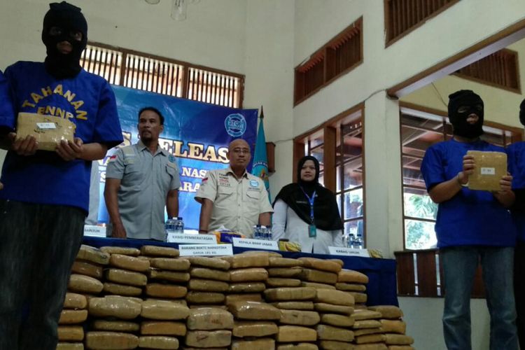 Tampak ratusan kilogram paket ganja hasil ungkapan BNNP Jabar tengah diperlihatkan kepada media di Kantor BNNP Jabar, Kota Bandung Jabar, Selasa (4/12/2018).
