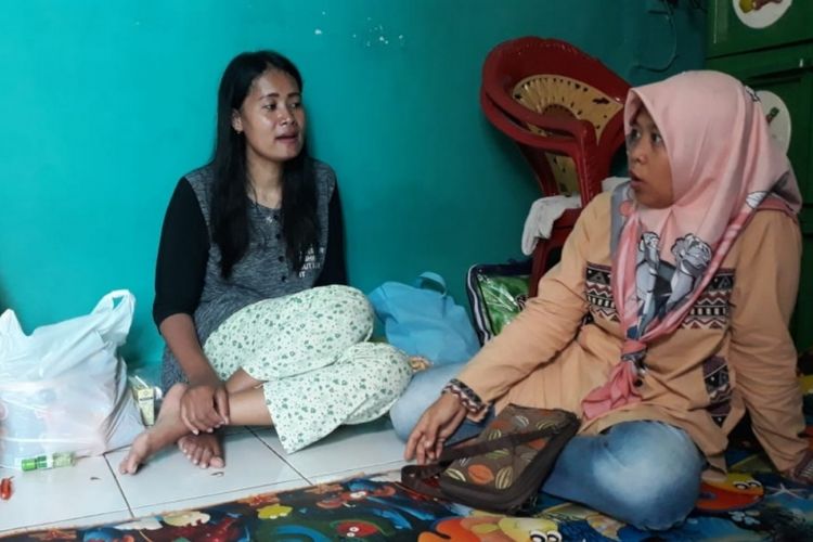 Fitria (baju hitam) korban selamat gempa-tsunami di Palu, Sulawesi Tengah sudah berkumpul dengan keluarganya di Depok, Jawa Barat, Rabu (3/10/2018).