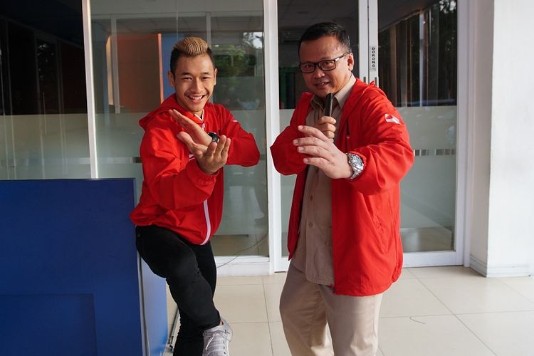 Hanifan Yudani Kusumah (kiri) dan manajer kontingen tim pencak silat Indonesia di Asian Games 2018, Edy Prabowo, saat bertandang ke studio Kompas TV, Kamis (30/8/2018) petang.                               