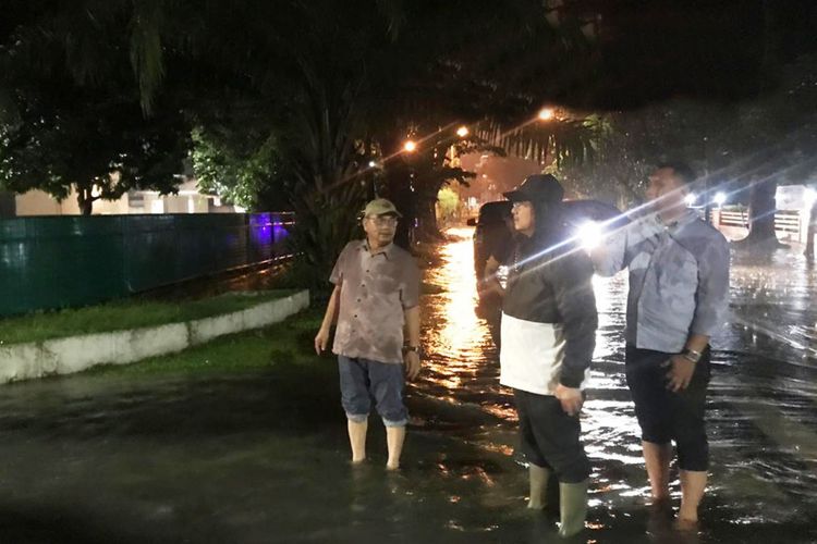 Wali Kota Medan Dzulmi Eldin bersama Kepala Dinas Pekerjaan Umum Kota Medan Khairul Syahnan meninjau banjir yang melanda Kota Medan, Minggu (16/9/2018)