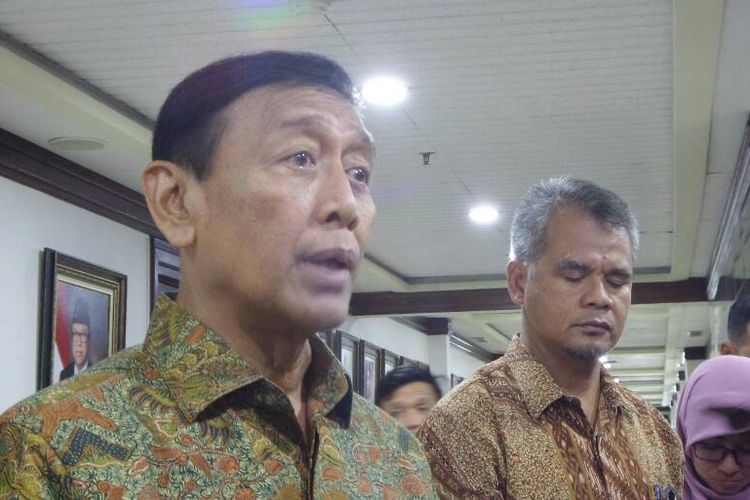 Menteri Koordinator Bidang Politik, Hukum dan Keamanan Wiranto di Kompleks Parlemen, Senayan, Jakarta, Selasa (30/5/2017).