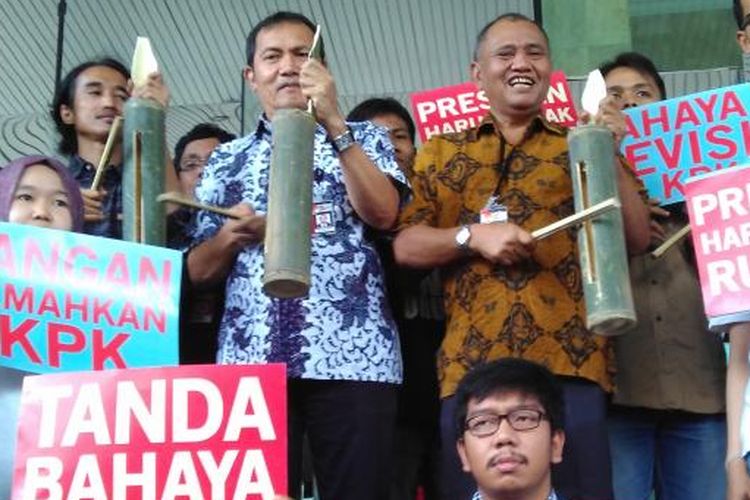 Koalisi Masyarakat Sipil serta dua Pimpinan KPK, Agus Rahardjo dan Saut Situmorang, memukul kentongan sebagai simbol penolakan revisi UU KPK yanh dianggap membahayakan. Aksi dilakukan di Gedung KPK, Jakarta, Selasa (16/2/2016).