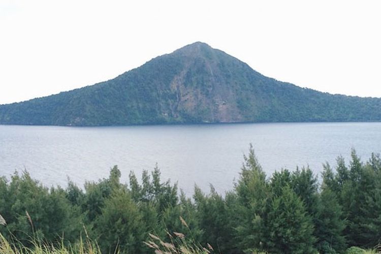 Gunung Anak Krakatau Erupsi Setinggi 1 000 Meter Status Waspada
