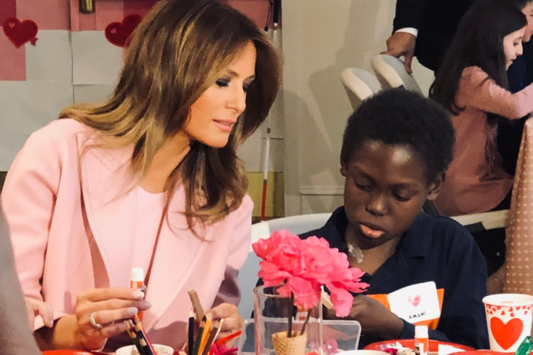 Melania Trump melewatkan Hari Valentine bersama anak-anak di Rumah Sakit National Institutes of Health