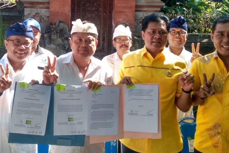 Pasangan Calon Gubernur Bali nomor urut dua Ida Bagus Rai Dharmawijaya Mantra (dua dari kiri) dan Ketut Sudikerta (dua kanan) mengirim surat ke Presiden Jokowi agar membatalkan reklamasi Teluk Benoa