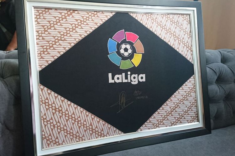 Logo La Liga dengan elemen Batik Parang yang ditampilkan pada acara peresmian La Liga 2019-2020 di Jakarta, Selasa (3/9/2019).