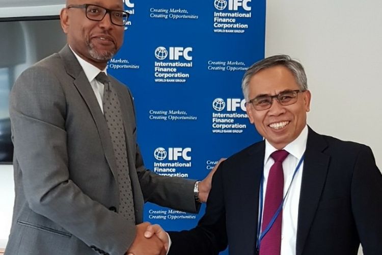 Otoritas Jasa Keuangan (OJK) dan IFC sepakat melanjutkan kerja sama program pengembangan keuangan berkelanjutan, di Washington DC, AS, Kamis (19/4/2018). 