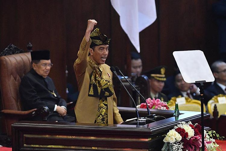 Presiden Joko Widodo dengan baju adat suku Sasak NTB menyampaikan pidato kenegaraan dalam rangka HUT Ke-74 Kemerdekaan RI dalam Sidang Bersama DPD-DPR di Kompleks Parlemen, Senayan, Jakarta, Jumat (16/8/2019).