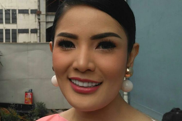 Nindy Ayunda ditemui usai tampil dalam acara salah satu stasiun televisi swasta di kawasan Mampang, Jakarta Selatan, Senin (10/12/2018).