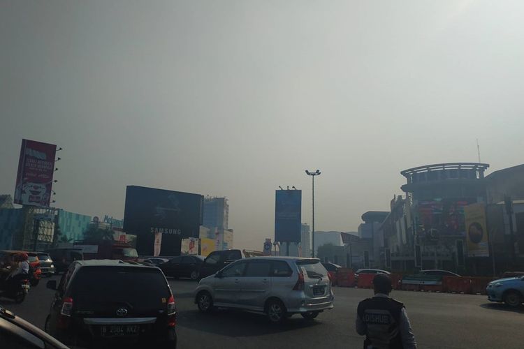 Tampak kabut polusi udara di persimpangan Bekasi Cyber Park, Bekasi Selatan, Senin (26/8/2019).