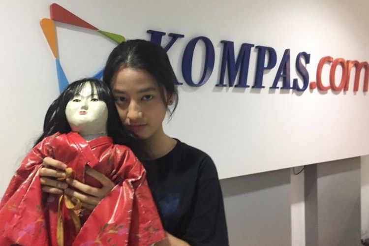 Novinta Dhini berfoto berdua boneka Itchimatsu bernama Minako di Kantor Redaksi Kompas.com, Jakarta, Selasa (5/9/2017). Ia sedang mempromokan film Petak Umpet Minako, yang diputar di jaringan bioskop di Indonesia mulai 7 September 2017.
