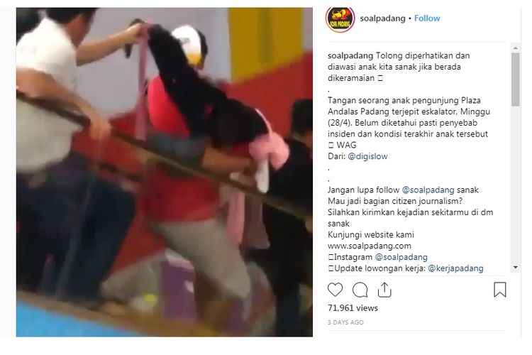 Tangan seorang anak pengunjung Plaza Andalas Padang terjepit eskalator, Minggu (28/4/2019). 