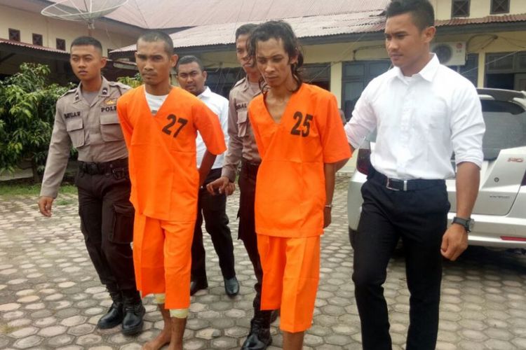 Polisi membawa dua tersangka kasus pencurian di Mapolres Aceh Utara, Senin (29/1/2018).