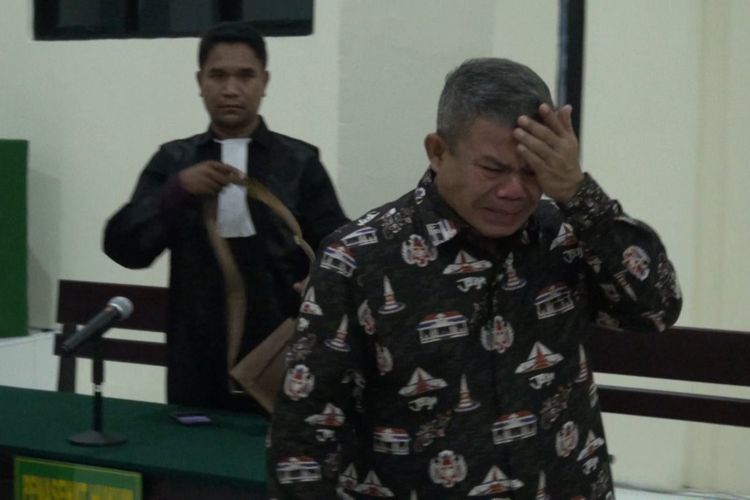 Terdakwa kasus suap pajak di Ambon, Sulimin Ratmin tak kuasa menahan tangis setelah mendengarkan vonis dari majelis hakim yang menjatuhkan hukuman selama 7 tahun penjara kepadanya, Selasa (2/4/2019) 
