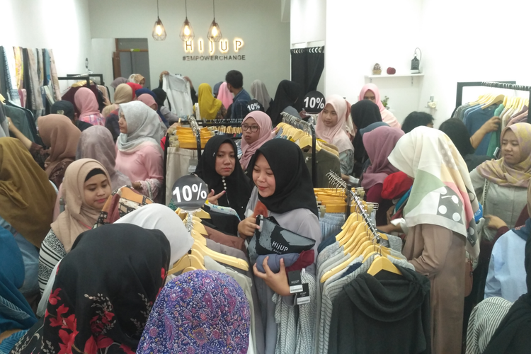 Pembeli membanjiri toko HIJUP yang baru buka di Kota Kediri, Jawa Timur, Sabtu (27/4/2019).