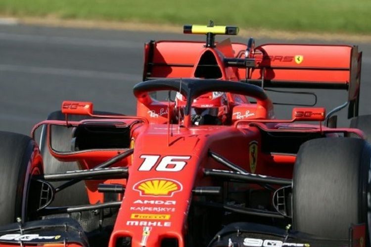 Pebalap Ferrari, Charles Leclerc, menjalani sesi latihan bebas F1 GP Australia di Sirkuit Albert Park, 15 Maret 2019. 