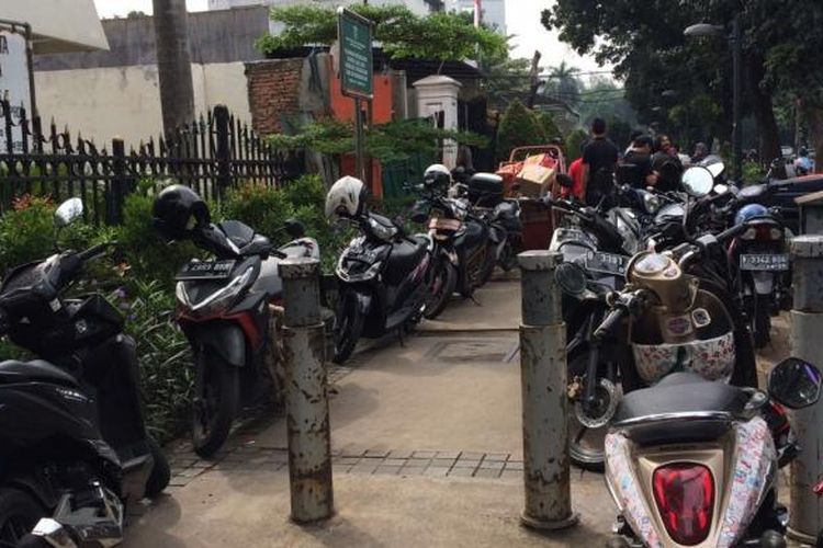 Parkir liar di depan Gedung DPRD DKI, Jalan Kebon Sirih, Jumat (3/6/2016). Motor-motor diparkir di jalan tersebut karena ada larangan membawa kendaraan bagi PNS pada minggu pertama tiap bulannya. 