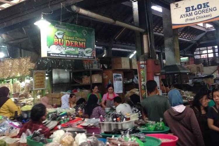 Suasana sekitar warung es Dawet Telasih Bu Dermi  di Pasar Gede Hardjonagoro, Solo, Jawa Tengah, Jumat (22/7/2016). Semangkukk es dawet telasih ditawarkan dengan harga Rp 8.000.