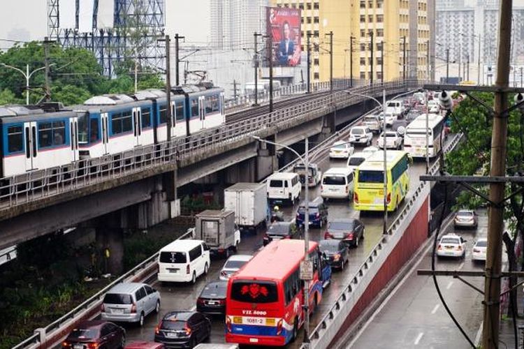 Epifanio de los Santos Avenue (EDSA) adalah jalan utama di sekitar Metro Manila, lebarnya hampir 24 km. Wilayah ini sering padat sepanjang hari oleh penumpang yang ingin menuju sekitar kota.