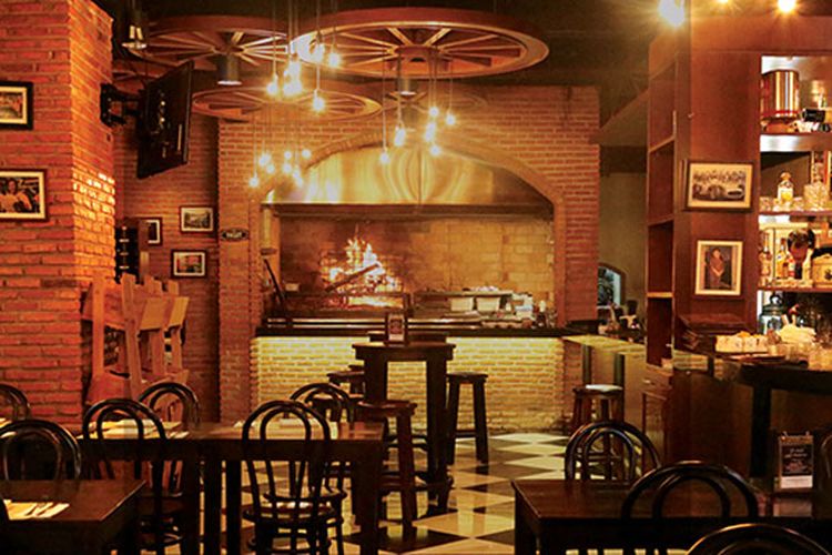 Restoran El Asador di Kemang, Jakarta Selatan. Restoran ini dengan bangga mempersembahkan warisan Amerika Selatan melalui berbagai macam pilihan daging dan steak kepada warga Jakarta.  