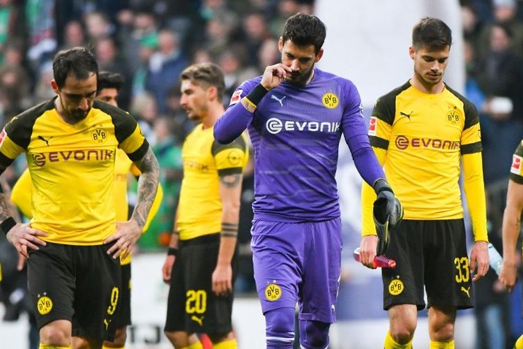 Para pemain Borussia Dortmund tampak kecewa seusai hasil imbang pada laga Werder Bremen di Stadion Wesser, 4 Mei 2019. 