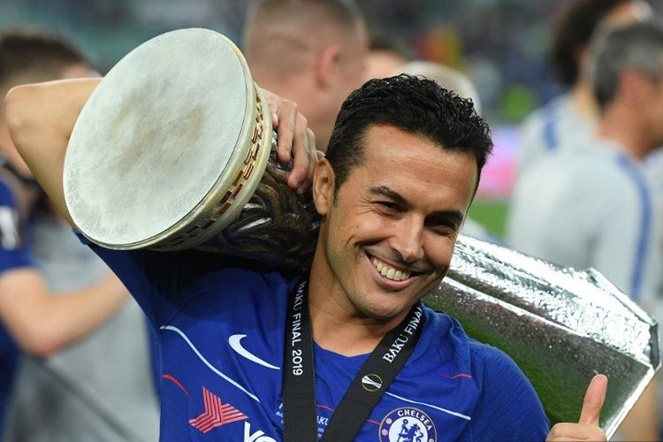 Pedro Rodriguez mengangkat trofi Liga Europa seusai laga Chelsea vs Arsenal dalam laga final di Stadion Olimpiade Baku, 29 Mei 2019. 
