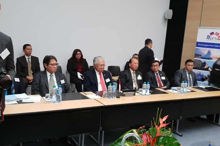 Menteri Perdagangan RI, Enggartiasto Lukita bersama Duta Besar RI untuk Swiss dan Liechtenstein, Muliaman D. Hadad  di Sekretariat EFTA, Jenewa, Swiss.
