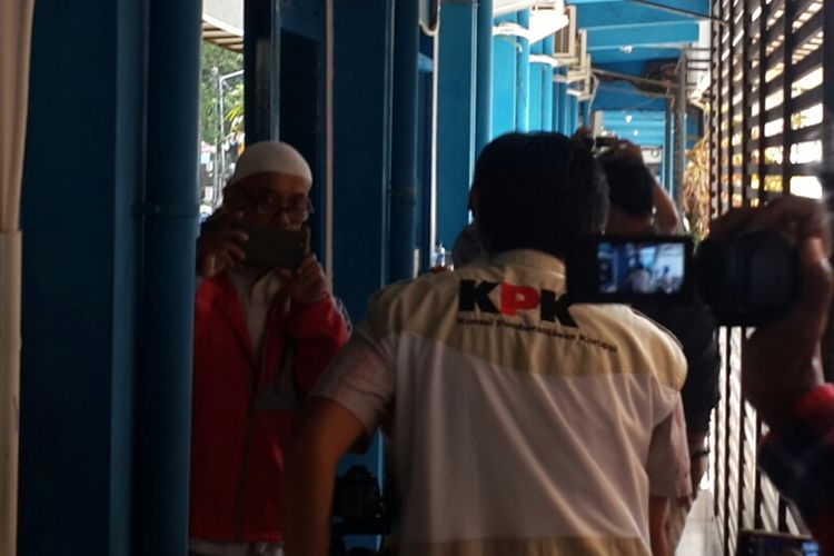 Salah satu penyidik Komisi Pemberantasan Korupsi (KPK) saat menggeledah kantor Badan Pengelolaan Keuangan dan Aset Daerah (BPKAD) Kabupaten Malang, Selasa (9/10/2018).