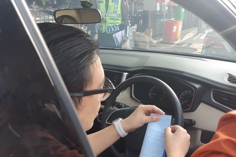 Seorang pengendara di tilang di Traffic Light Tomang Raya, karena melanggar peraturan ganjil genap pada Senin (9/9/2019)