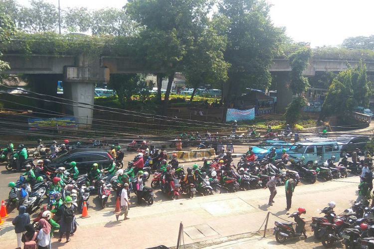 Separuh jalan di depan Stasiun Tebet jadi tempat parkir ojek online, Senin (18/9/2017).