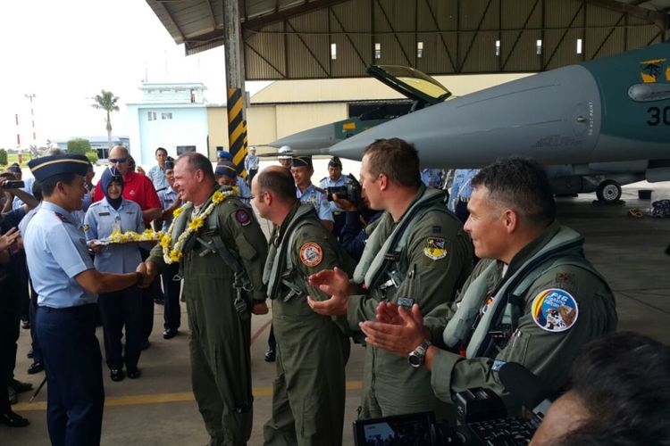 Danlanud Iswahjudi, Marsma Samsul Rizal mengalungkan bunga kepada pilot penerbang tempur dari Amerika Serikat yang membawa empat pesawat tempur F16 tipe C di Lanud Iswahjudi, Kabupaten Magetan, Jawa Timur, Selasa ( 12/12/2017) siang.