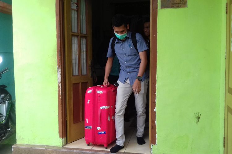 Salah satu penyidik Komisi Pemberantasan Korupsi (KPK) membawa koper saat keluar dari rumah Wakil Ketua DPRD Kota Malang, HM Zainuddin di Kelurahan Sukoharjo, Kecamatan Klojen, Kota Malang, Rabu (21/3/2018)