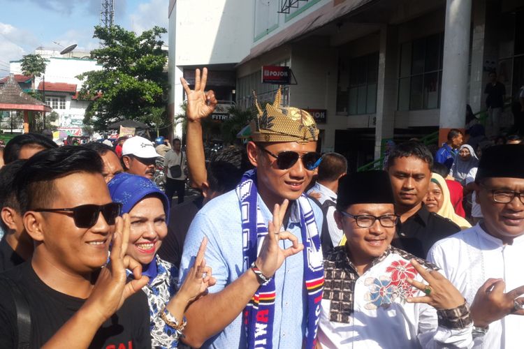 Komandan Satuan Tugas Bersama (Kogasma) Partai Demokrat, Agus Harimurti Yudhoyono (AHY) saat mengunjungi Pasar Besar Kota Malang, Selasa (3/4/2018)