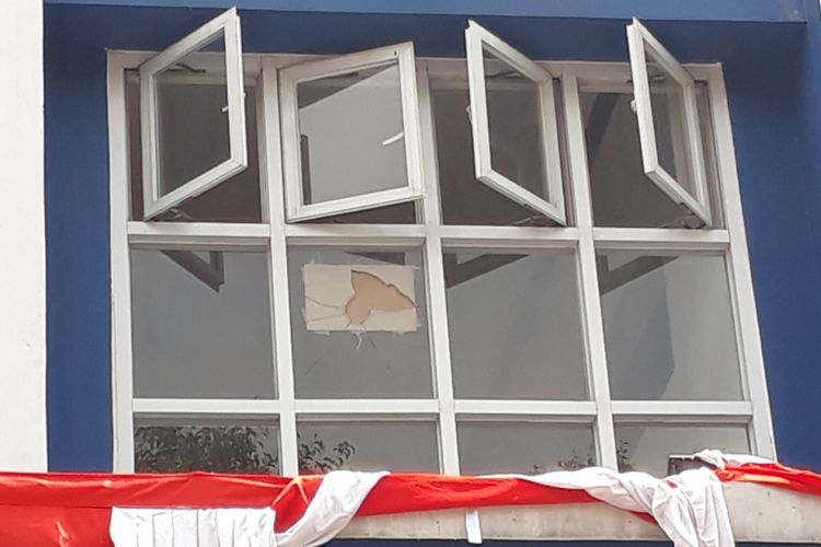 Tampak kaca kelas SMK Pijar Alam pecah akibat penyerangan yang dilakukan puluhan pelajar, Mustika Jaya, Kota Bekasi, Rabu (29/8/2018).