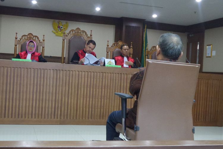 Anggota DPR Charles Jones Mesang menjadi terdakwa di Pengadilan Tipikor Jakarta, Kamis (24/8/2017).