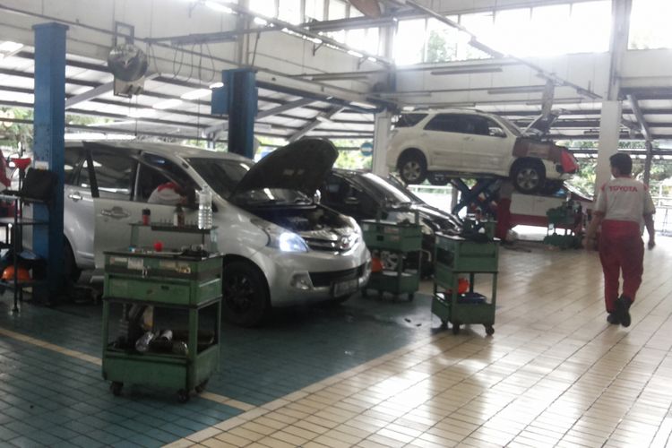 Suasana di bengkel resmi Auto2000 Toyota di Jalan Siliwangi, Bogor pada Minggu (31/12/2017). Bengkel Auto2000 di Bogor merupakan satu dari empat bengkel resmi Toyota yang tetap buka 24 jam selama musim liburan panjang Natal dan Tahun Baru, tepatnya dari 23 Desember 2017 hingga 1 Januari 2018.