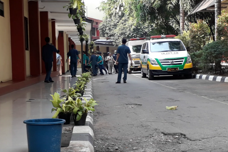 Seorang pasien diturunkan dari mobil ambulan di RS Polri, Jakarta Timur, pada Kamis (10/5/2018).