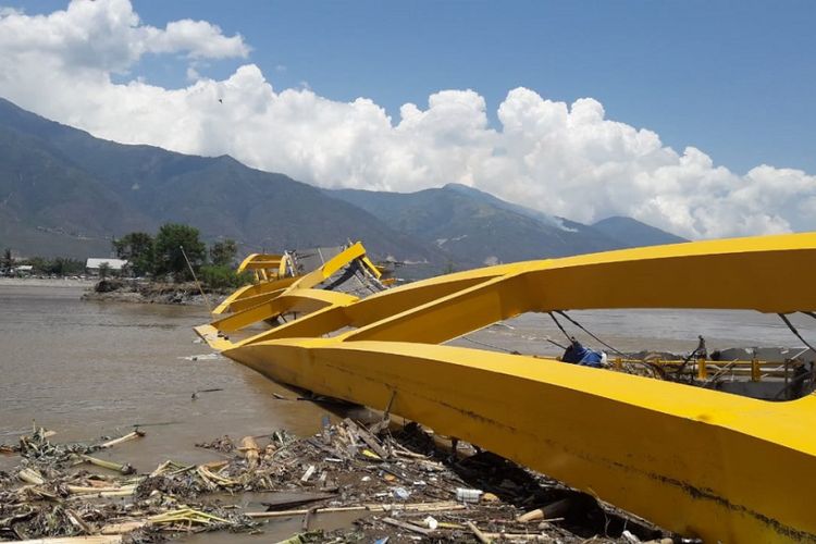 Jembatan Kuning di Kota Palu, Sulawesi Tengah, ambruk akibat gempa bumi.
