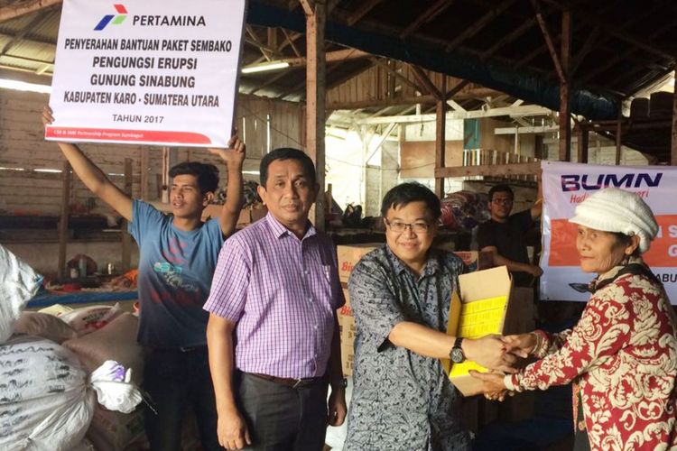 PT Pertamina (Persero) MOR I menyerahkan bantuan paket sembako kepada para korban erupsi Gunung Sinabung di Kabupaten Karo, Sumatera Utara, Selasa (8/8/2017)