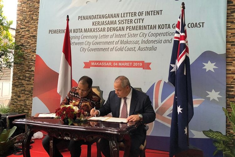 Wali Kota Makassar Mohammad Ramdhan Pomanto (kiri) dan Wali Kota Gold Coast Tom Tate saat penandatanganan dokumen Letter of Intent, Senin (4/3/2019).