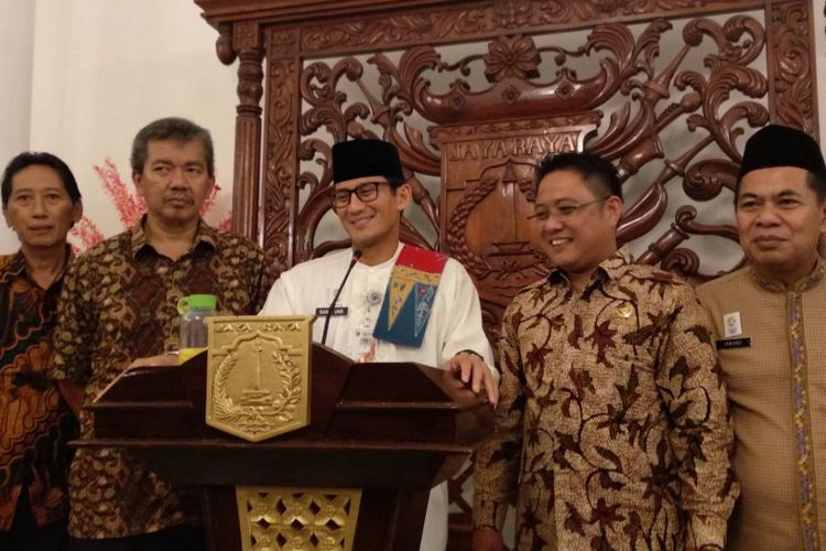 Wakil Gubernur DKI Jakarta Sandiaga bersama Badan Penyelesaian Konsumen Nasional (BPKN) di Balai Kota DKI Jakarta, Jumat (20/4/2018).