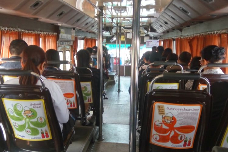 Kondisi bagian dalam dari salah satu bus kota yang ada di Bangkok, Thailand.