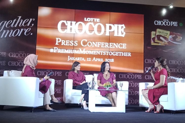 Brand Manager Lotte Choco Pie Oci Maharani, brand ambassador Lotte Choco Pie Carissa dan Ahli Psikologi Anak Anna Surti Ariani, S.Psi., M.Sc dalam sebuah acara di Jakarta, Kamis (12/4/2018).