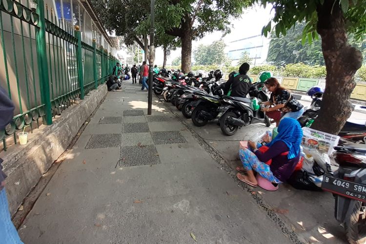 Kondisi trotoar di depan Stasiun Pasar Minggu, Jakarta Selatan. Ojol (ojek online) mengetem di lokasi tersebut, Selasa (6/8/2019).